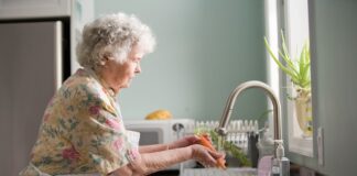 Jakie są najlepsze sposoby na zapewnienie bezpieczeństwa seniorom w domu i w instytucjach opiekuńczych?