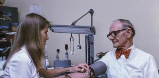 Jakie usługi oferuje medyczna opieka nad seniorami i kto z nich może skorzystać?
