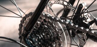 W którą stronę odkręca się wolnobieg?