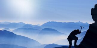 Jak zaczepić czekan do plecaka?