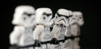 Czy policjant może zabierać broń do domu?