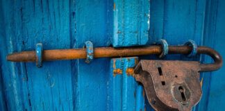 Przed czym chroni kask?