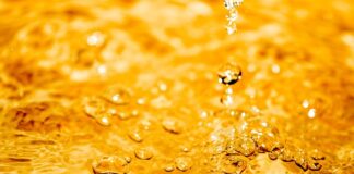 Czym wyczyścić szybę od kasku?