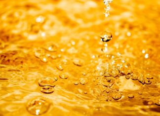 Czym wyczyścić szybę od kasku?