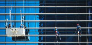 Czy sprzątaczka może wchodzić na drabinę?