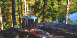 Czy można zostawić namiot na polu namiotowym?